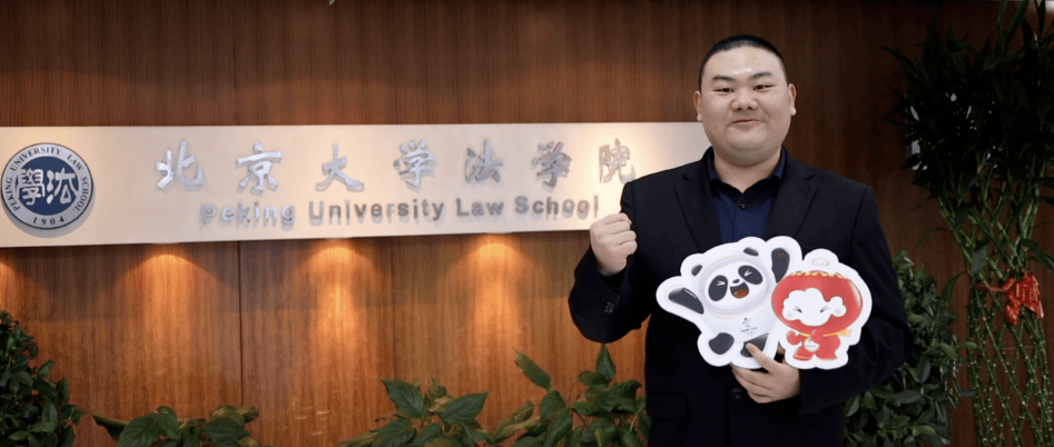 民办二本毕业,还记得“六战法考”的北大保安刘政吗?他当律师了!_工作_法律_陈明楼