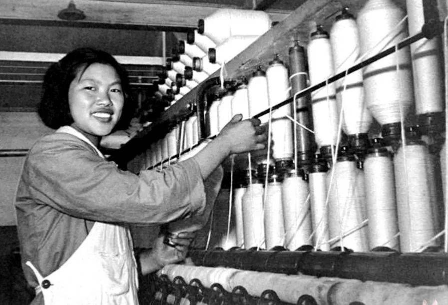 西北国棉一厂 纺织女工吴桂贤舍身救火的女英雄 向秀丽1958年,大跃进