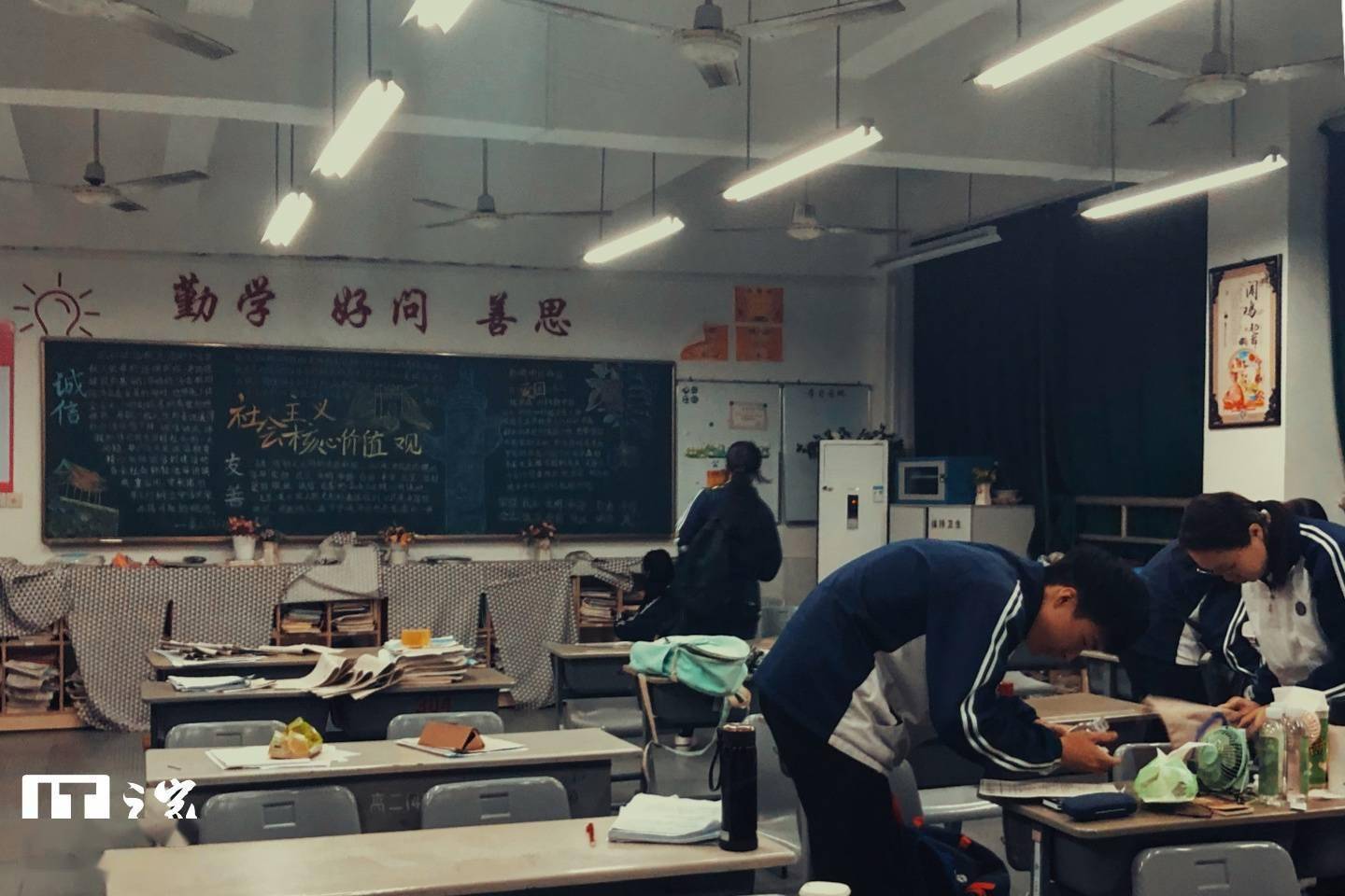 北京中小学秋季起开设AI通识课，每学年至少8课时，全面覆盖各学段！_人工智能_课程_教育