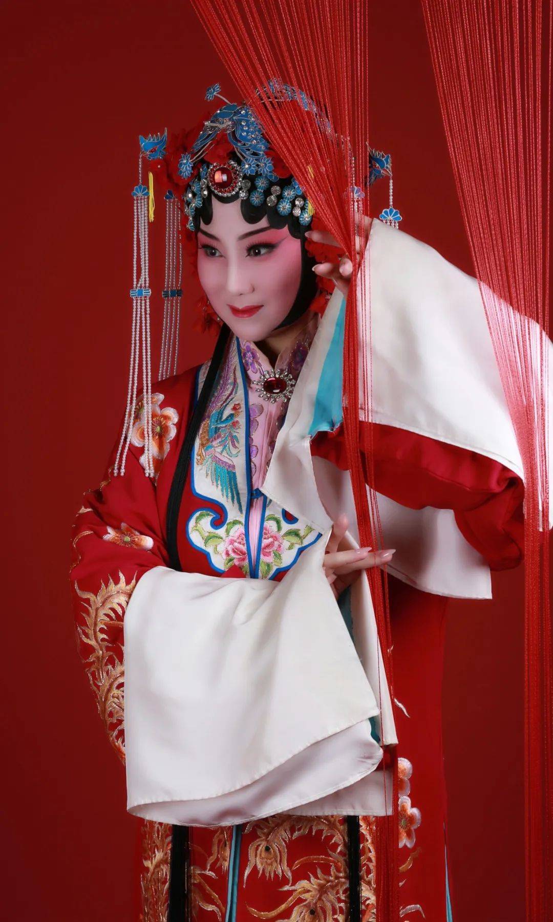 最初,她跟老师学习台步,圆场,身训这些基本的戏曲动作,然后开始学唱腔