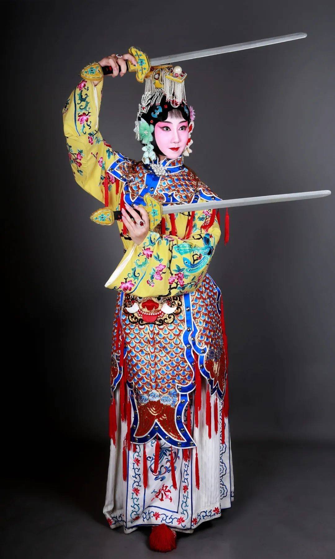 最初,她跟老师学习台步,圆场,身训这些基本的戏曲动作,然后开始学唱腔