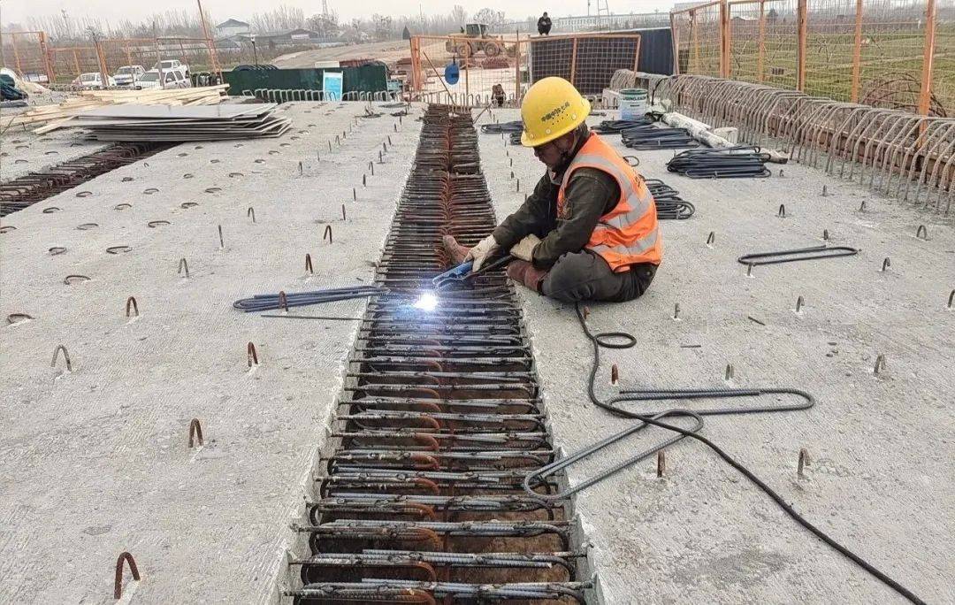 数十名施工人员各司其职,正在进行上部工程箱梁横隔板,湿接缝钢筋焊接