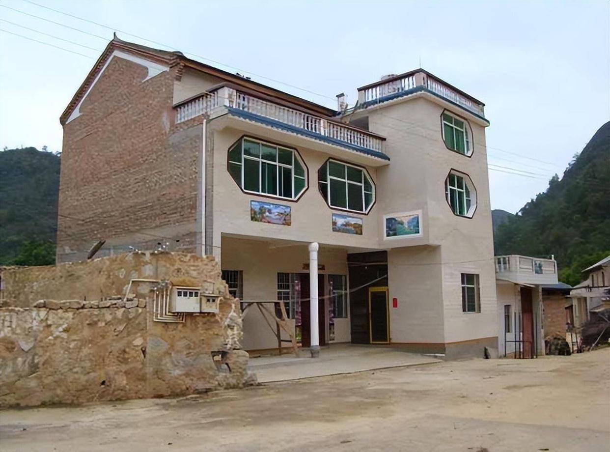 贫富差距明显,全是老房子,阴森又怪异!