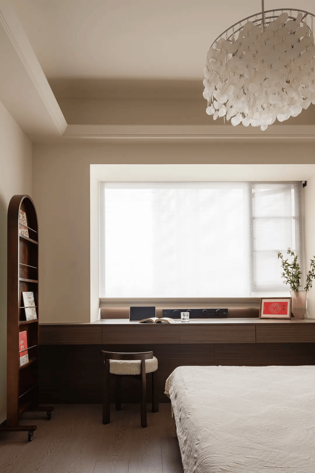 床尾安排了一个立式书架,用于各种书籍的陈列,避免堆在桌面上显得杂乱