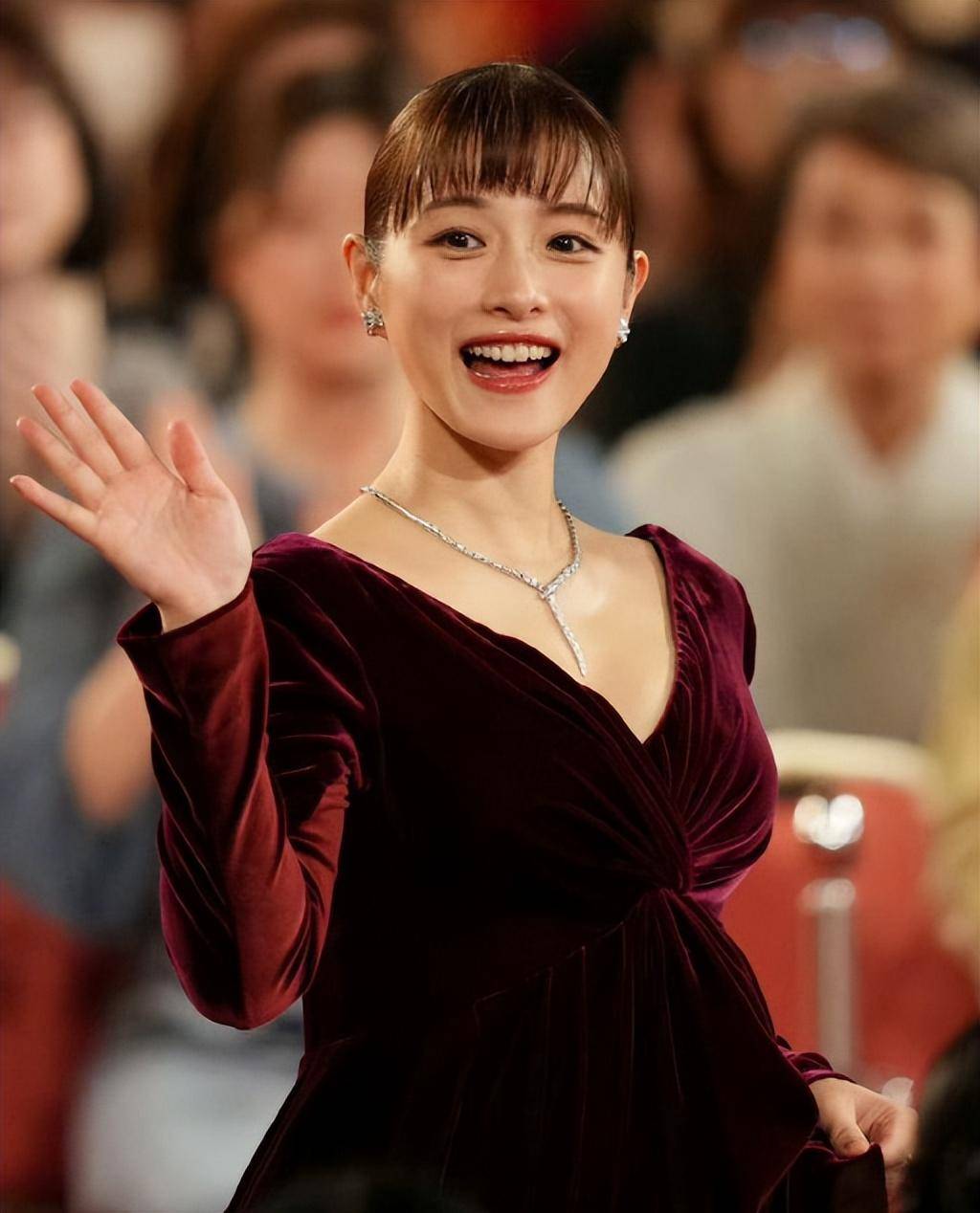38岁石原里美怀二胎后首次现身,一身酒红色长裙,甜笑挥手