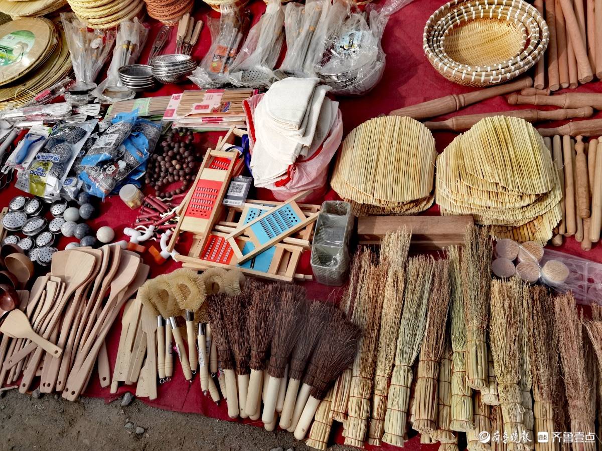 人头攒动的滩头大集