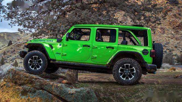 别盯着这些亮绿色的吉普车!