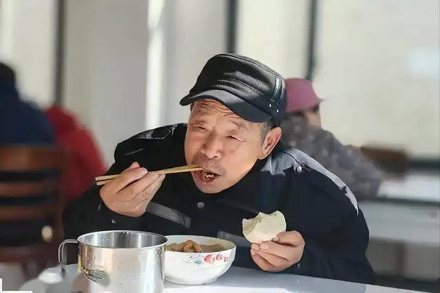 警惕！这些常见食物正悄悄损害老人健康，老年人饮食新认知：简单饮食胜“美味”陷阱