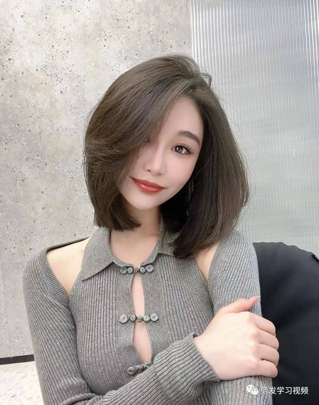 中短发内扣减龄修颜很适合这个季节