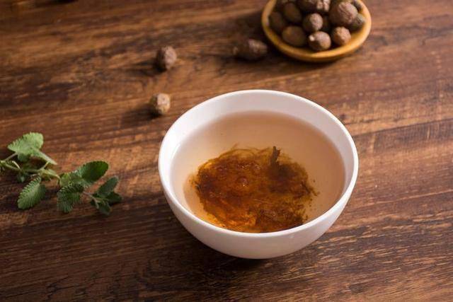 别再盲目喝甘草泡水了，这些危害你知道吗？，甘草泡水的双面性：滋补与隐患并存