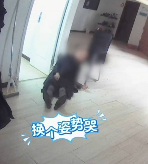 大妈在超市发现"省钱"途径,被抓后坐地撒泼耍赖.