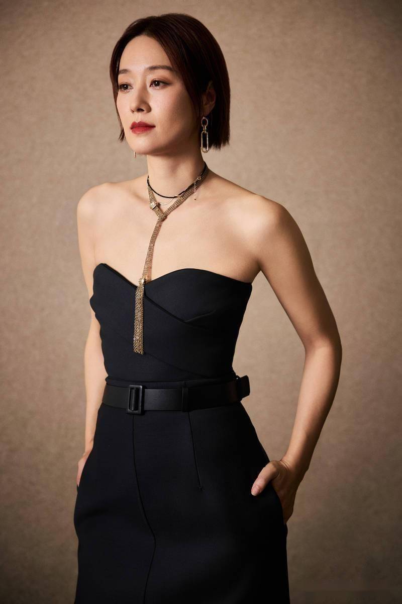 马伊琍红毯造型引热议:黑色西装配抹胸裙,气场全开,女王范十足