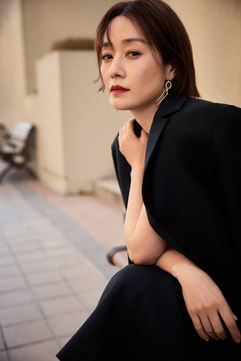 马伊琍红毯造型引热议:黑色西装配抹胸裙,气场全开,女王范十足