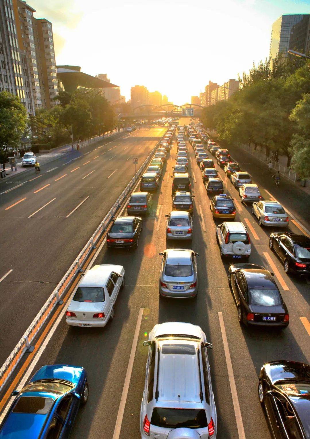 一览与地球知识局︱红色车河 vs 通勤马拉松:北京交通困局的生死时速