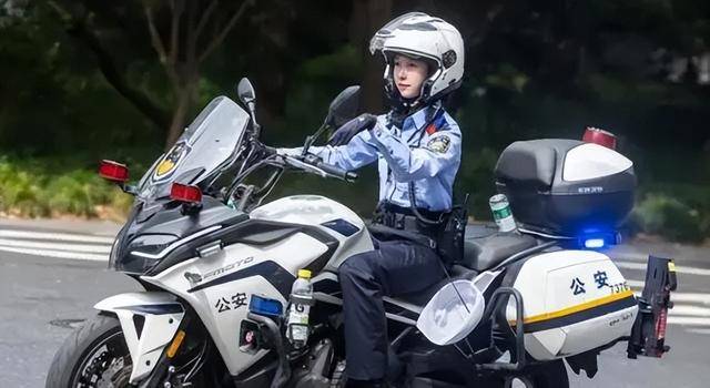 杭州“兔子警官”被撞？本人报平安