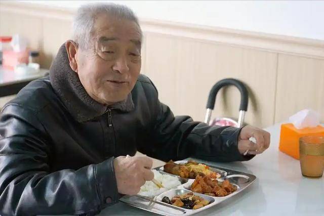 痛风患者的饮食攻略：告别误区，健康饮食！，别让痛风要了命，从改变饮食开始！