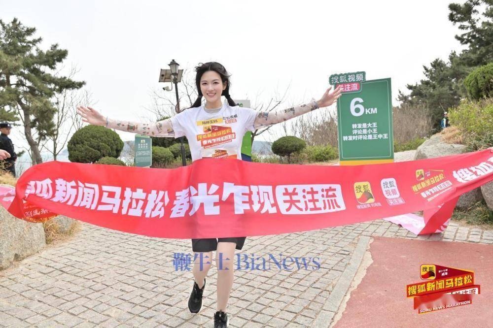 马拉松盛宴：健康、挑战与文化的破圈融合，跑在威海，超越自我——搜狐新闻马拉松的魅力