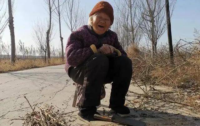 65岁后早餐避开这些食物，健康无忧！，为老人健康护航，早餐别碰这些食物！