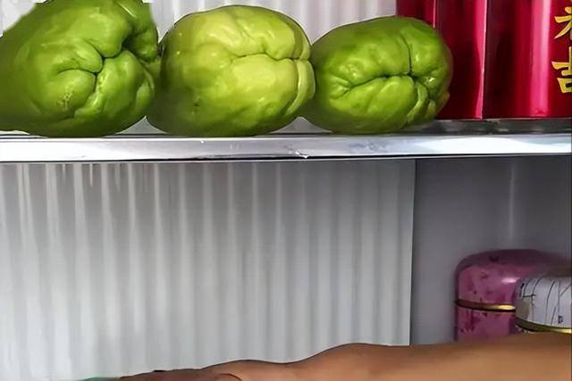 惊！冰箱竟成肠癌“帮凶”？这些食物你还敢多放吗？ 警惕！冰箱储存食物不当，可能会增加患肠癌风险