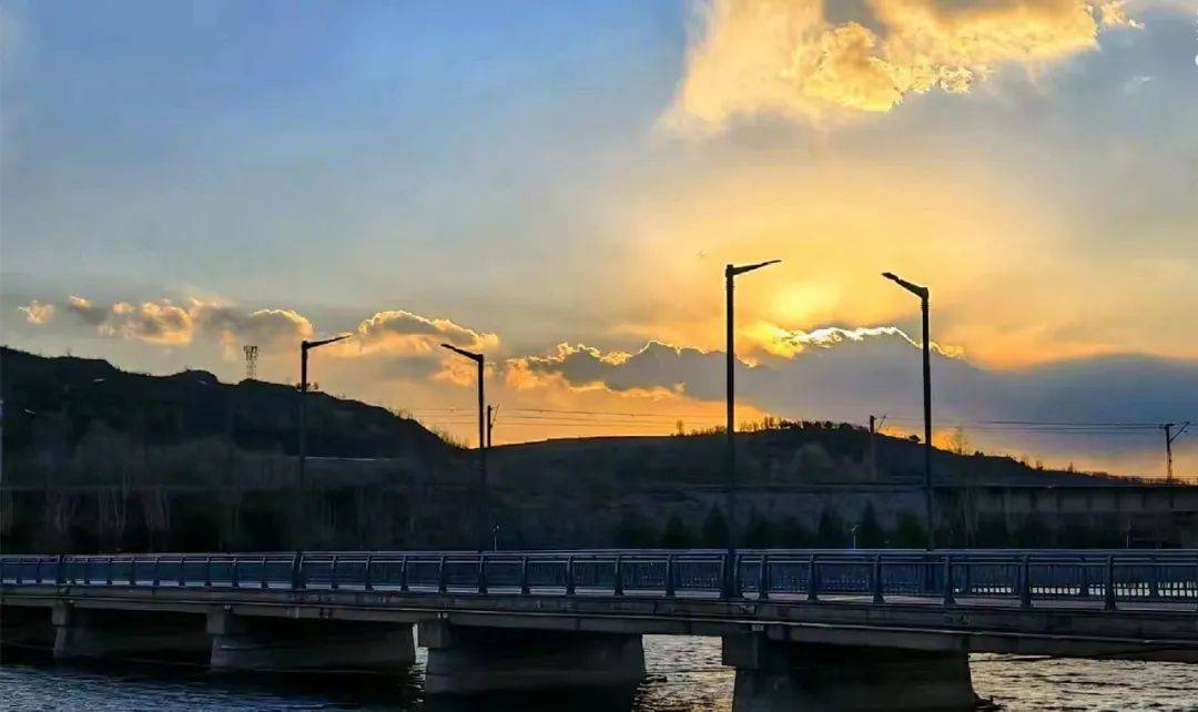 寿阳县滨河公园的落日美景,不仅是大自然的馈赠,更是城市中不可多得的