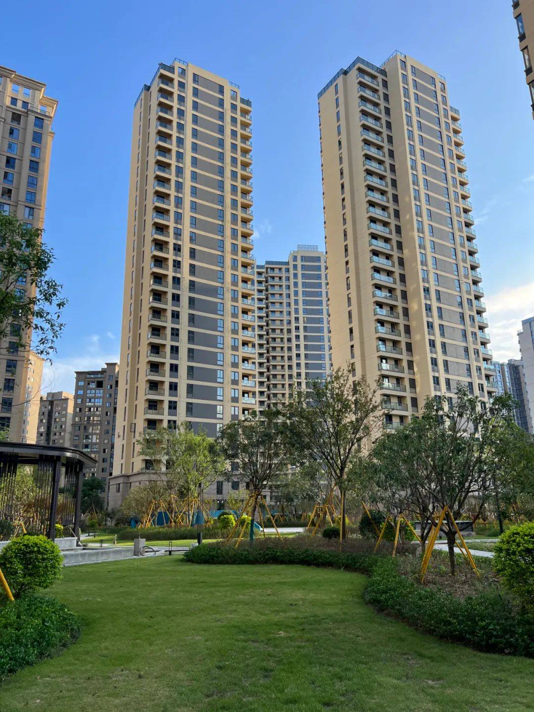 走进小区,一幢幢新房整齐排列,道路干净整洁,低矮的灌木环绕在楼体