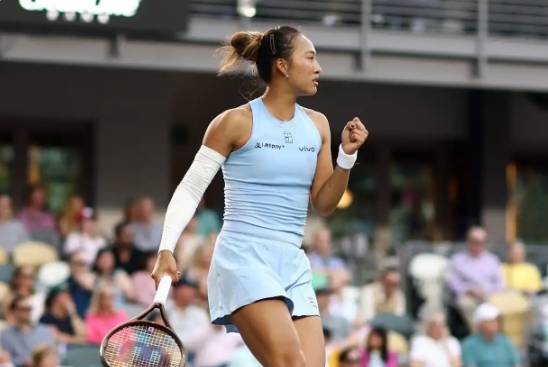 郑钦文在WTA500查尔斯顿站强势晋级，技术革新助力比赛公平性
