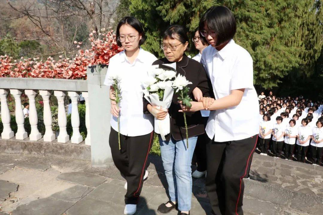 今天，张·古伊（Zhang Gueii）带领老师并学习向烈