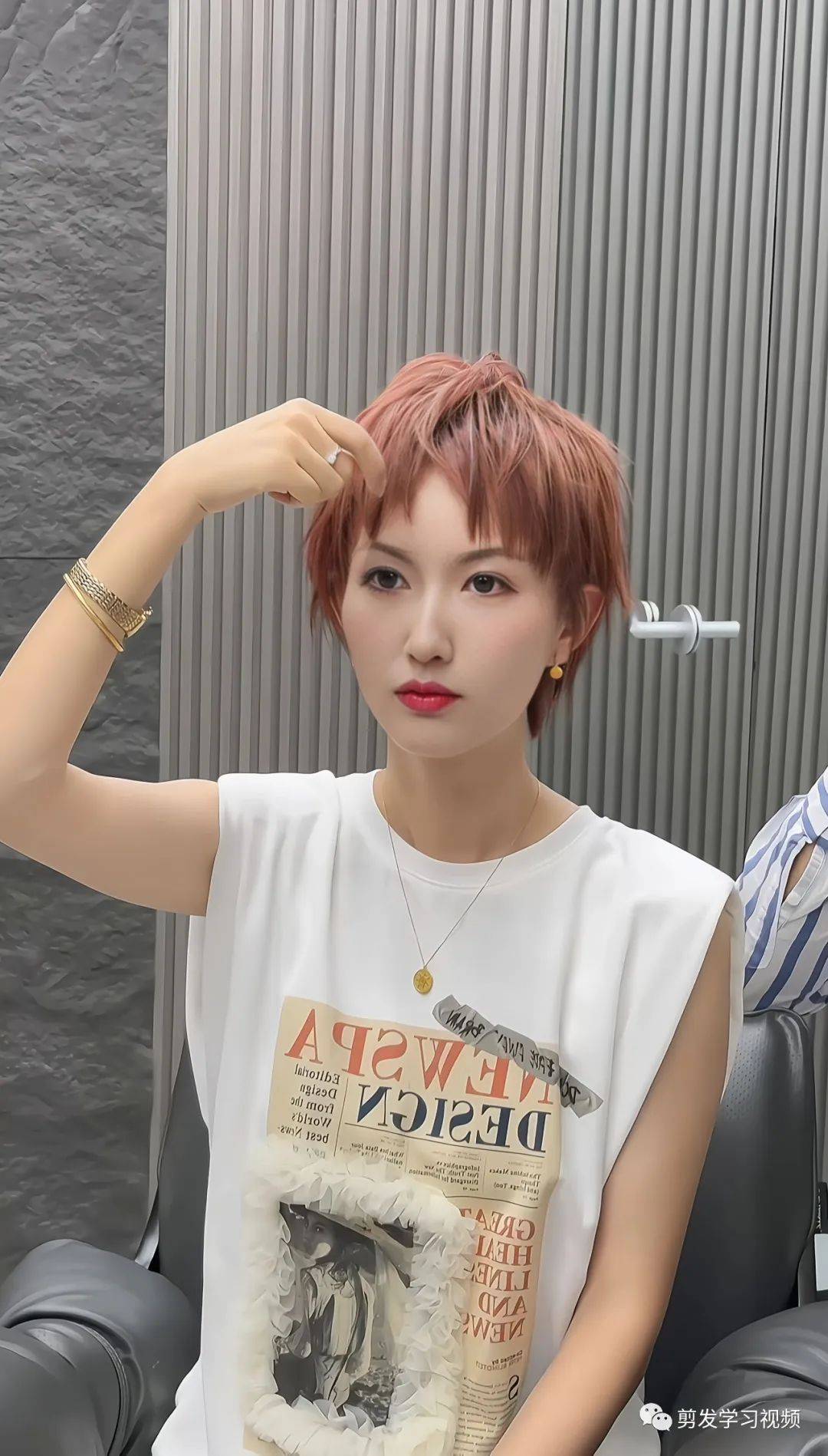 超短发女孩
