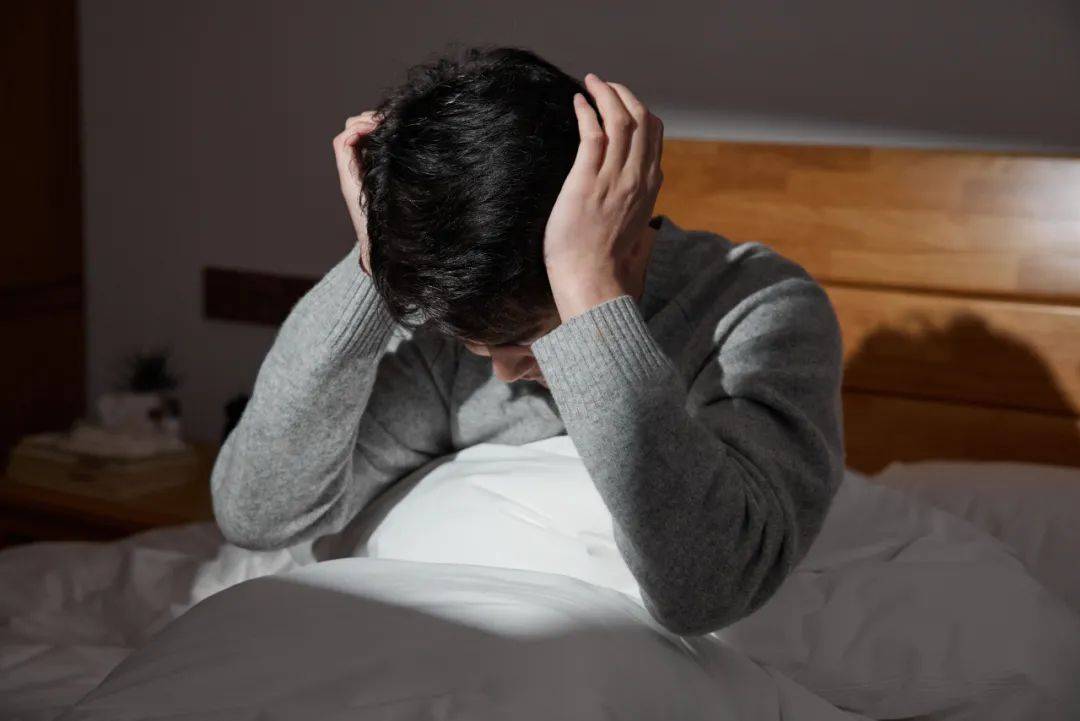 颜医师建议,保持规律作息,确保充足睡眠,避免熬夜和过度劳累,是调节