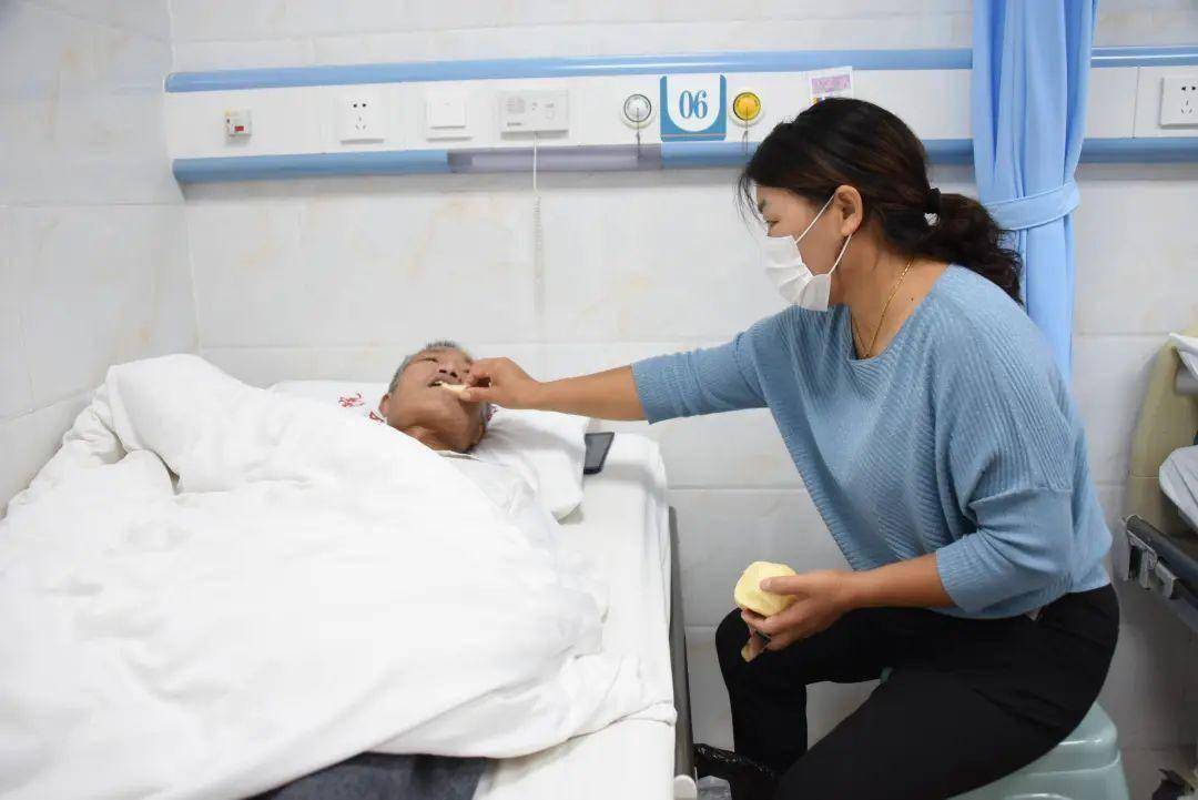 女子医院做陪护 家里4个老人病了3个