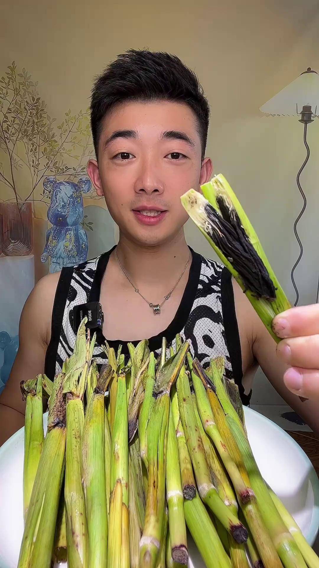 抖音美食推荐官高粱乌米高粱乌米生的跟熟的味儿差不多呢🤨
