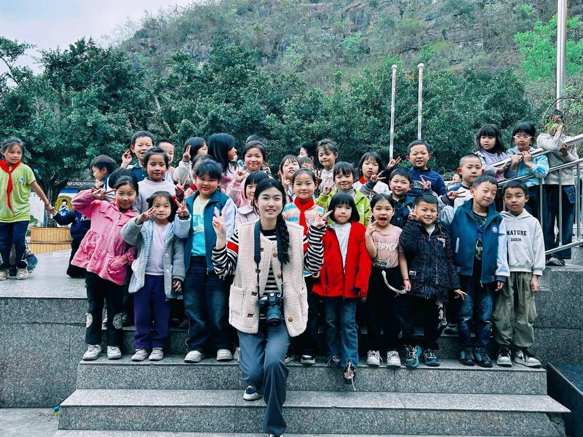 画笔变粉笔!河南00后女孩放弃保研,赴贵州支教点亮山区孩子"美学课堂"