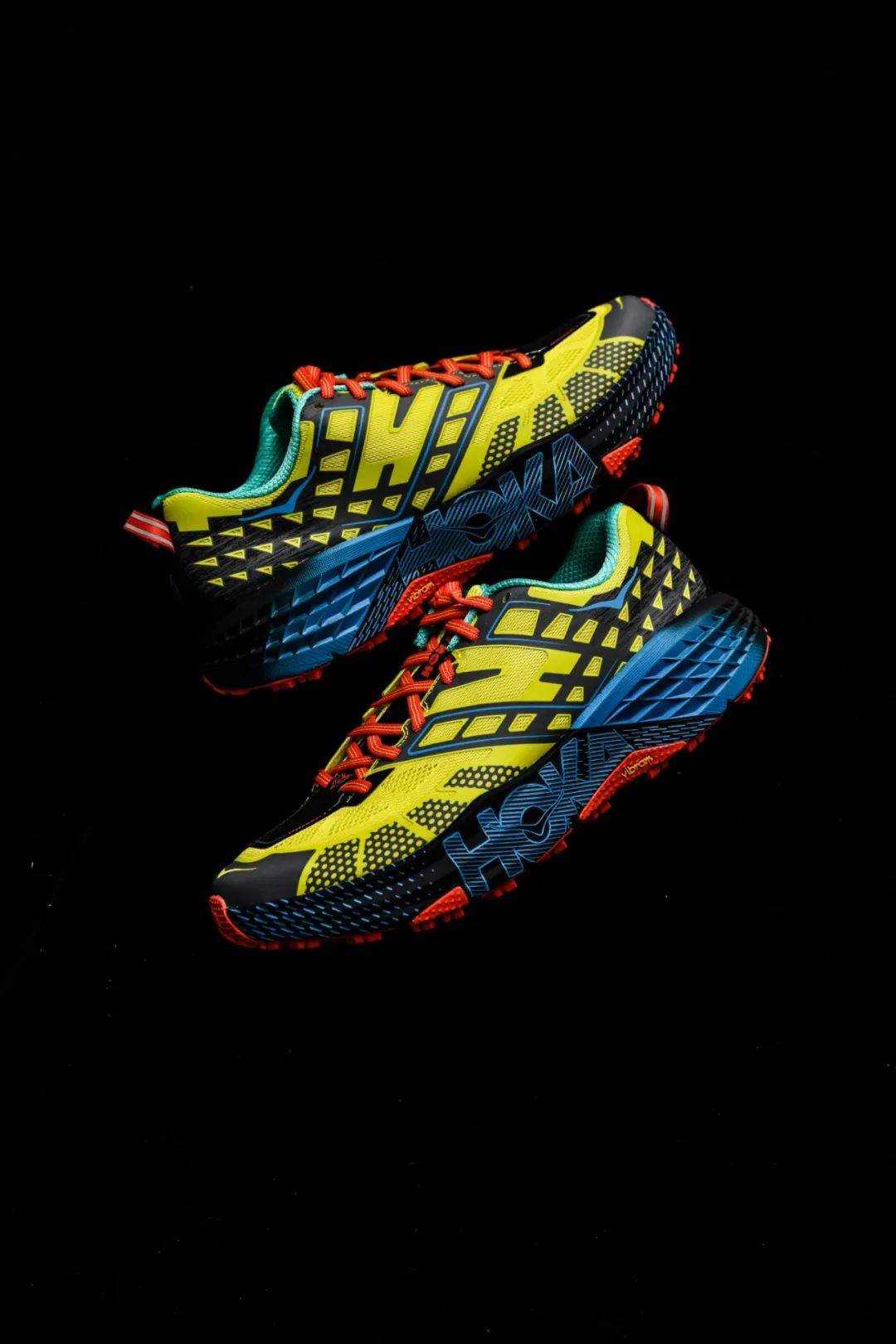 宽大的中底为双脚提供稳定支撑外底采用深而有力的 vibram® 鞋底