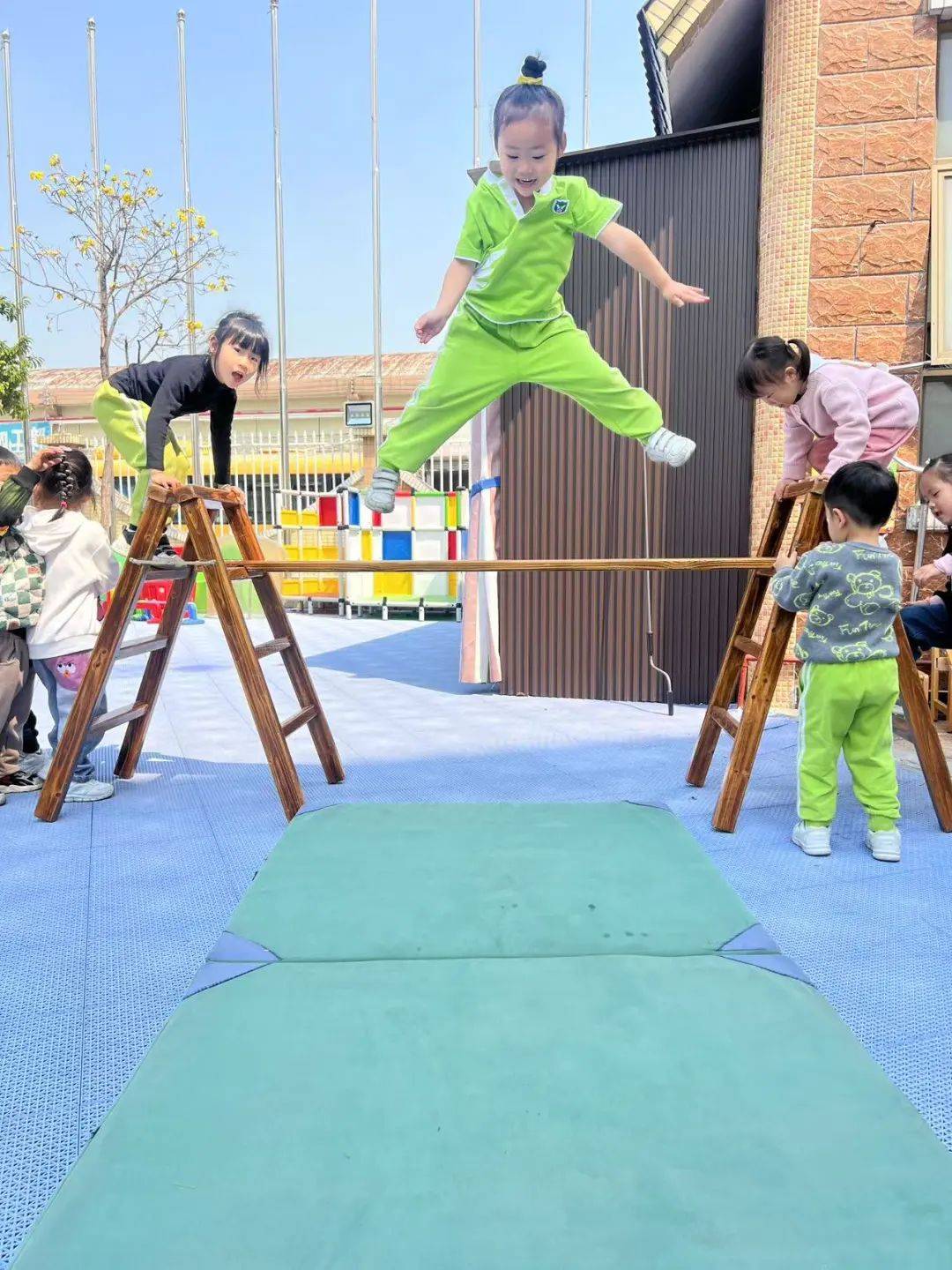 一年级体育游戏100例大全图片教学(一年级体育游戏100例大全图片教学视频)