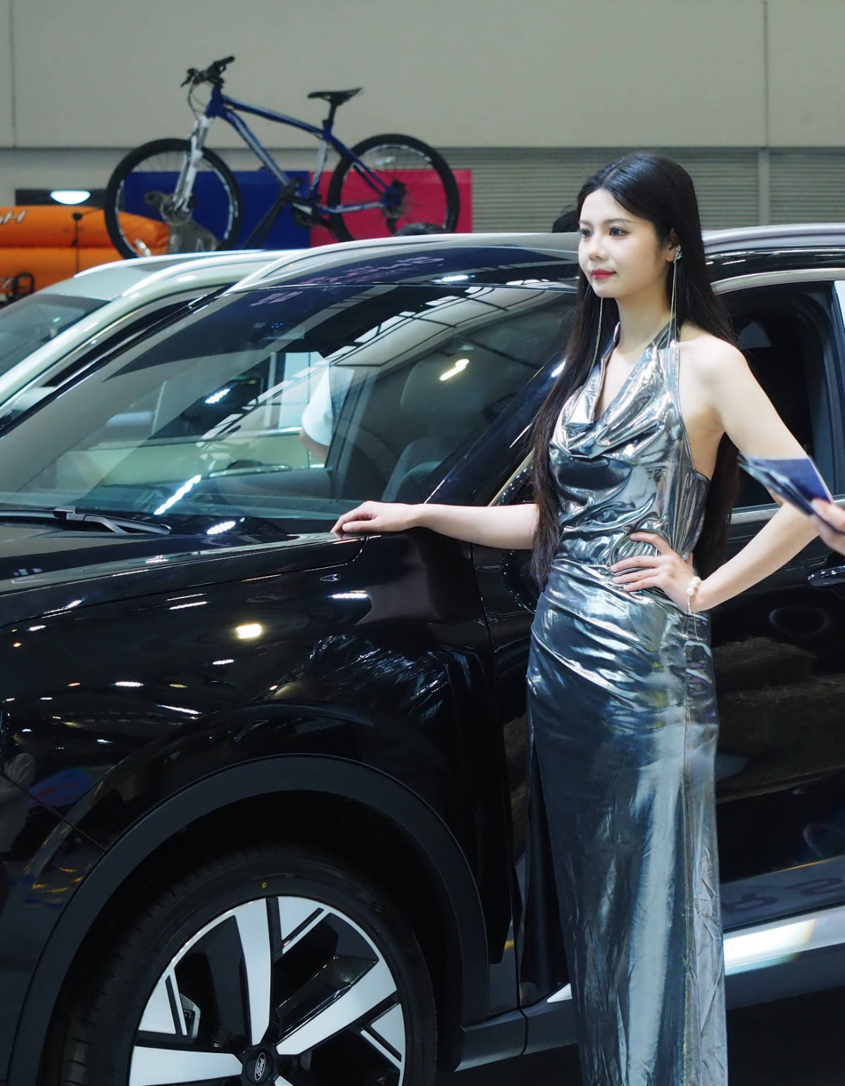 靓丽模特和狂野烈马越野车同框