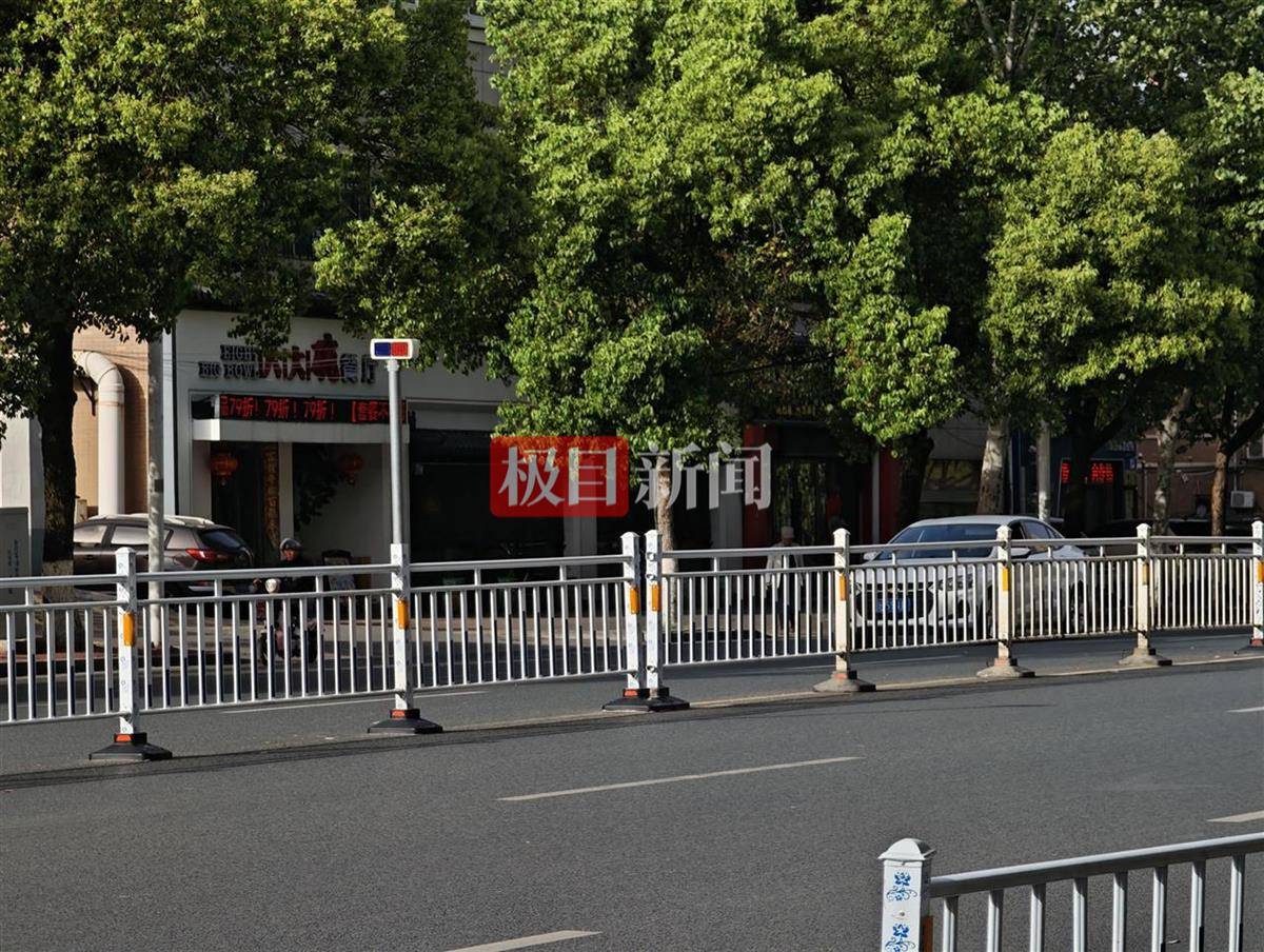 “司机泄愤撞死一家三口案”15日开庭，回访事故现场：周边小区密集，路面已装护栏