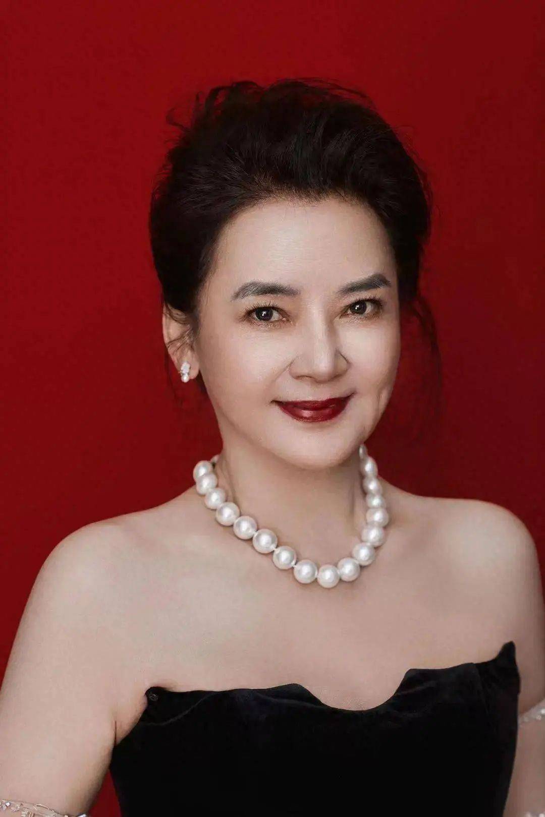Hu Huizhong的24岁女儿的最新照片暴露了！自信的身