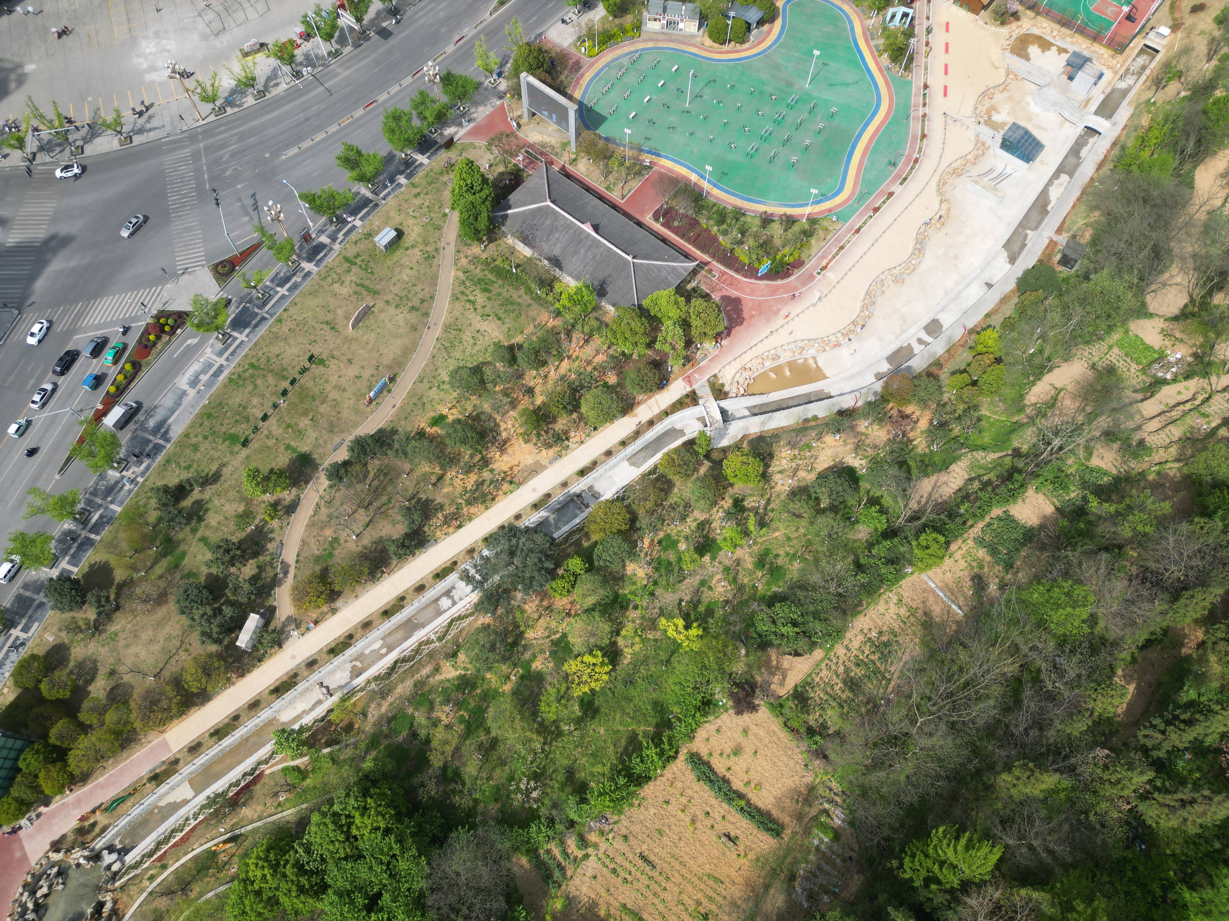 以及防洪排涝项目施工设计,在南山公园靠山体一侧修建一条排洪沟渠