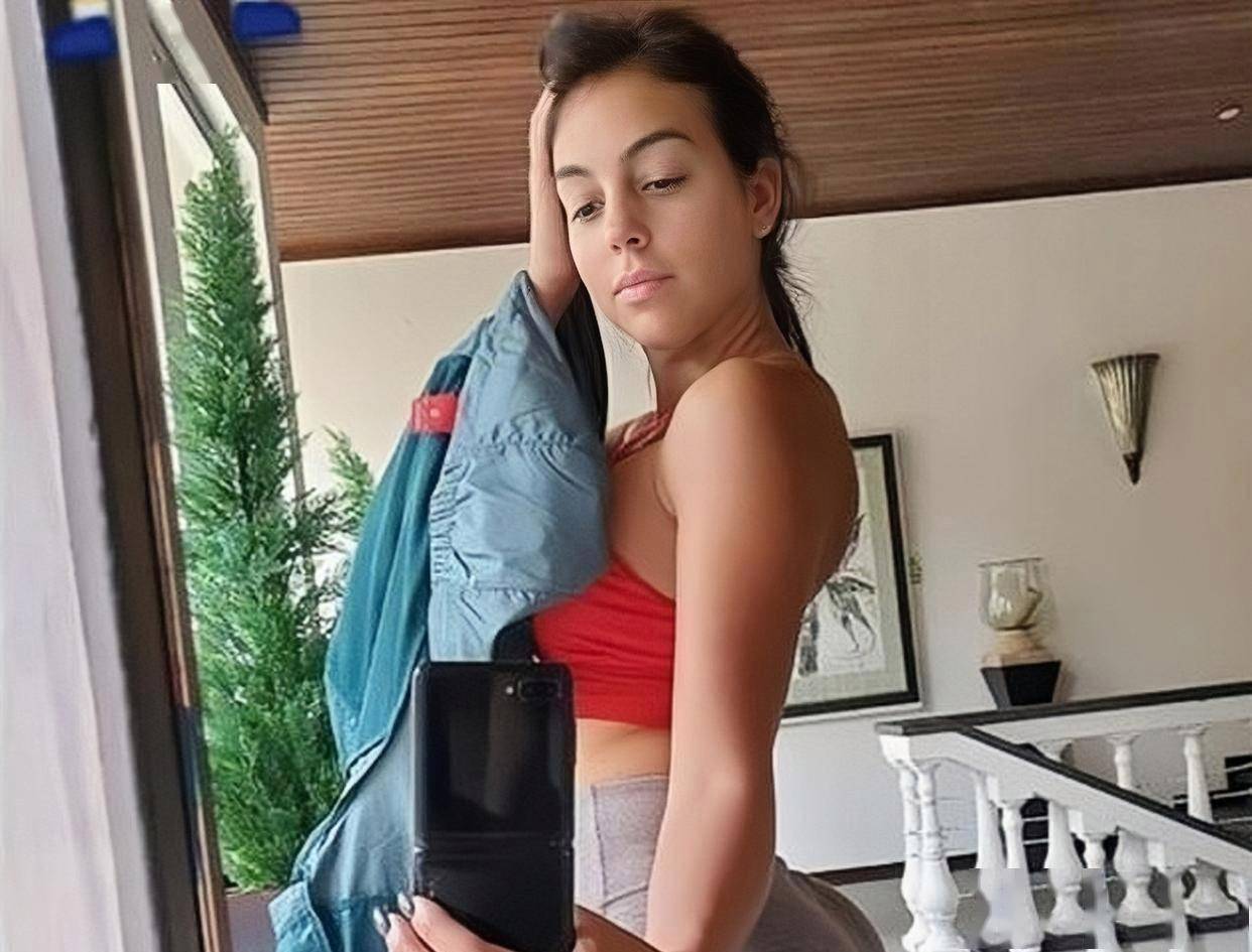 欧洲杯太太团c位争夺战：c罗挚爱——乔治娜_C罗现任女友乔治娜_伊莲娜社交平台粉丝对比