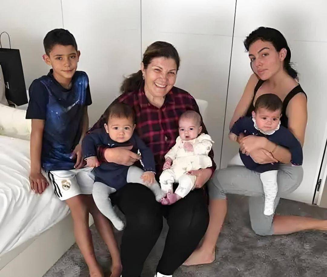 欧洲杯太太团c位争夺战：c罗挚爱——乔治娜_伊莲娜社交平台粉丝对比_C罗现任女友乔治娜