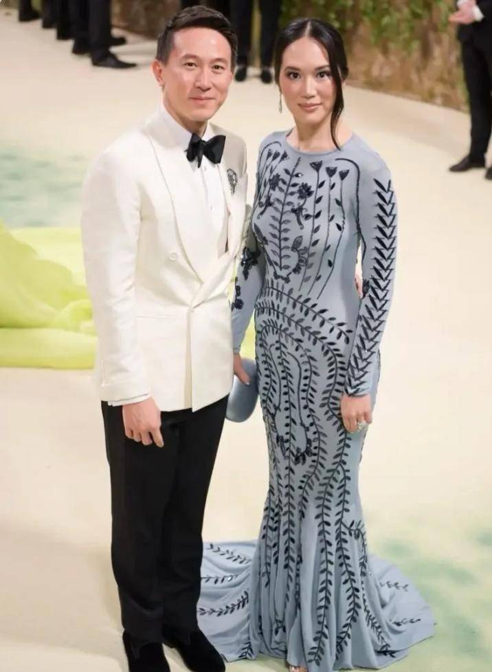 周受资携女儿罕见露面,身价百亿还拎塑料袋,离开雷军后发展很好_香港_精英_照片