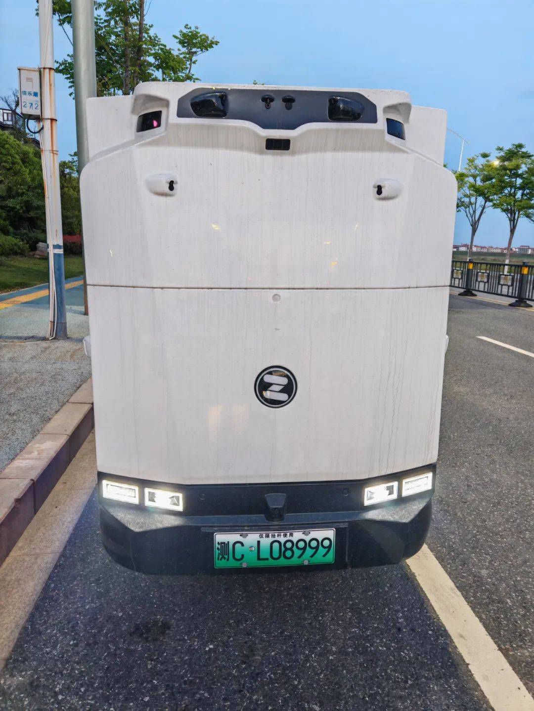 据快递小哥介绍因为新区城区道路宽敞大车较少路况不复杂目前无
