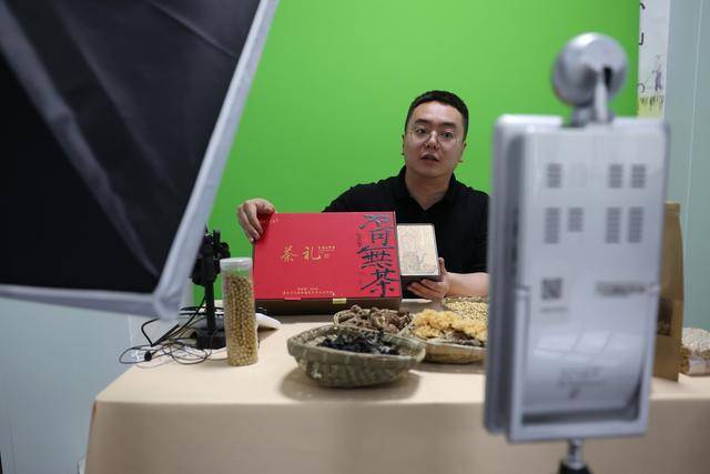 甘雷火竞技下载肃康县：茶香悠悠(图1)
