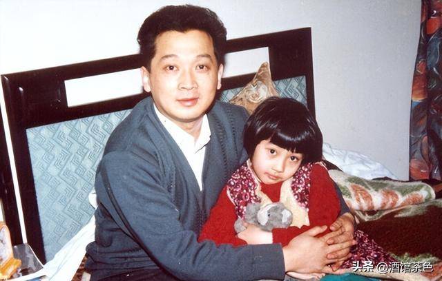 郁钧剑现状:69岁头发乌黑浓密,退休后很低调,一家三口幸福美满