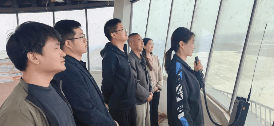 四川乐山机场向空中发出第一声：“我听你5个，你听我几个？”