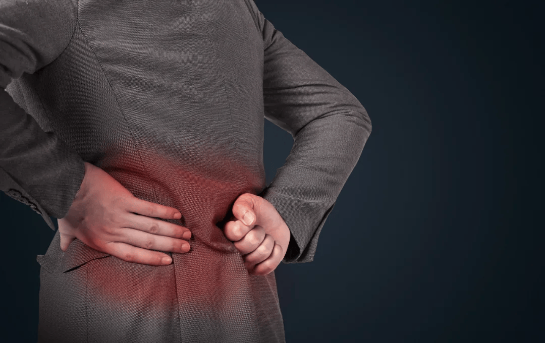 失——临床上表现为反复发作的慢性腰痛，严重者甚至出现腰椎间盘突出。