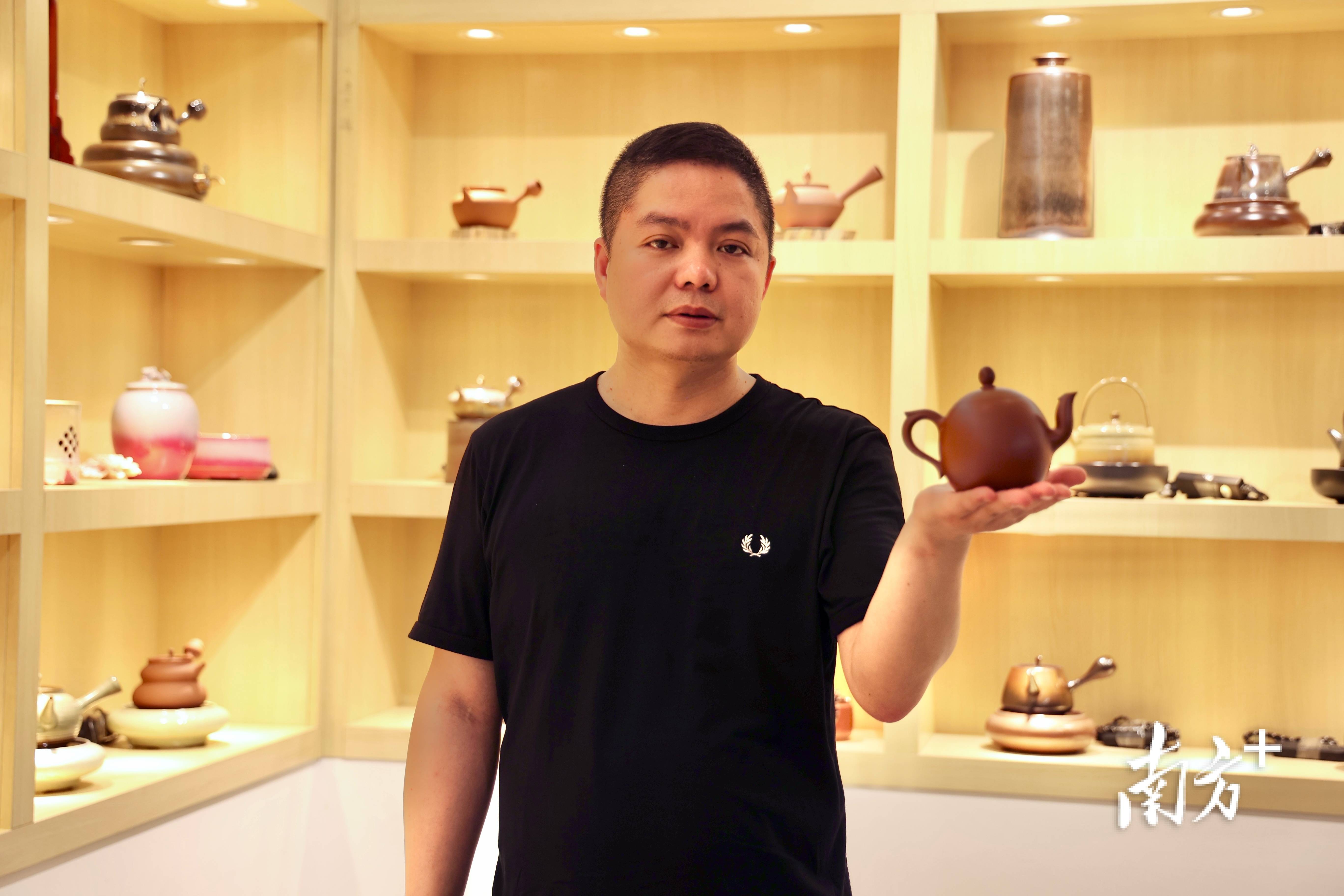 2003年,毕业于广东省陶瓷学校设计专业的他,师从中国工艺美术大师谢华