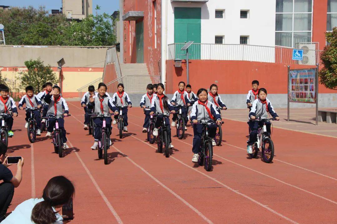 星空体育河北天王自行车科技有限公司向县第一小学捐赠学生山地车(图1)