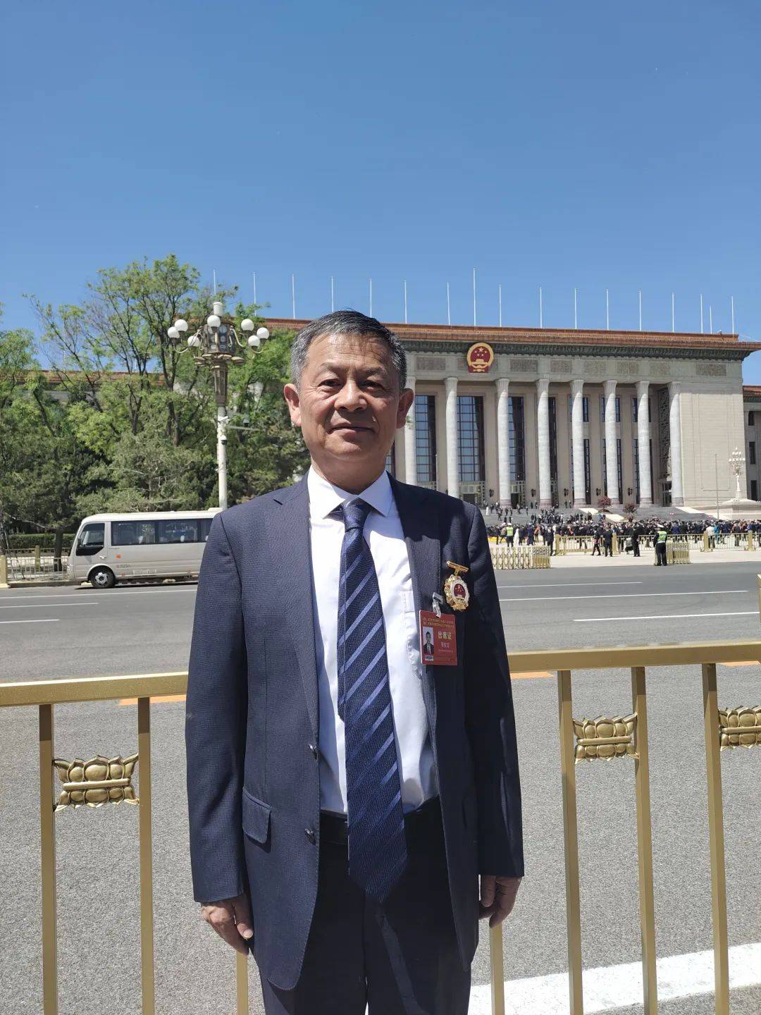 向劳动模范致敬 为时代精神点赞