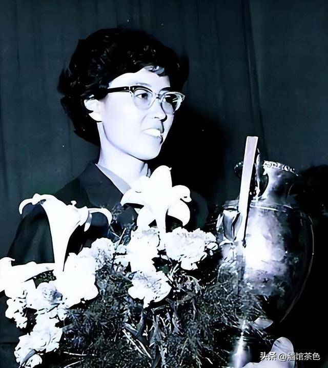 女排杨希现状:69岁身家过亿是大老板,和家世显赫的丈夫很恩爱_体育_郎平_中国女排